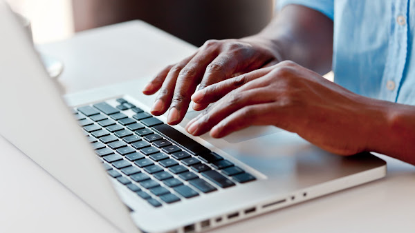 manos escribiendo en un teclado