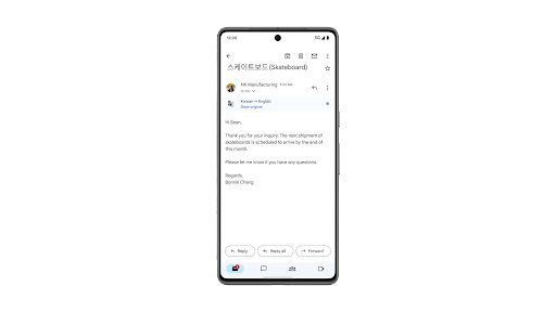 L'application mobile Gmail détecte un courriel en chinois et le traduit en anglais sur un téléphone Android.