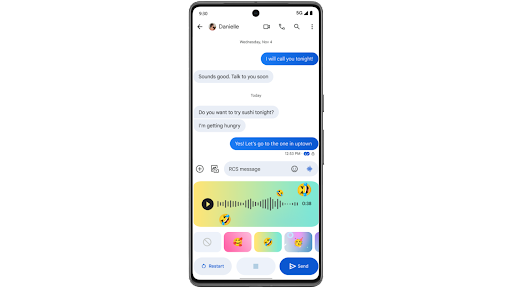 Envoi d'un message vocal, et ajout d'un arrière-plan personnalisé et d'émojis sur celui-ci dans Messages de Google sur un téléphone Android.