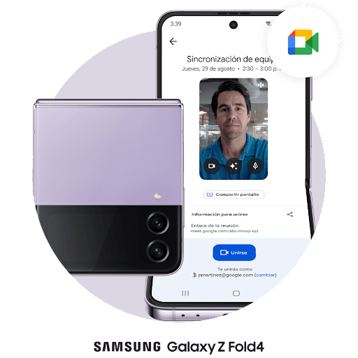 Un teléfono Pixel Fold cerrado junto a un teléfono plegable abierto horizontalmente. Una conversación de Google Meet etiquetada como "Reunión de equipo". La persona al otro lado escucha. El logotipo de Google Meet se muestra junto al teléfono abierto.