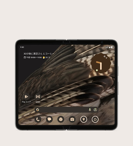 広げた状態の Google Pixel Fold のディスプレイに美しい翼が表示されています