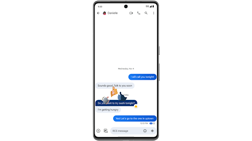 Pag-react sa text sa Google Messages gamit ang emoji na thumbs-up, at pagkatapos ay nagpapakita ang screen ng malaking animated na emoji na binubuo ng tatlong malaking emoji na thumbs-up na gumagalaw sa Android phone.