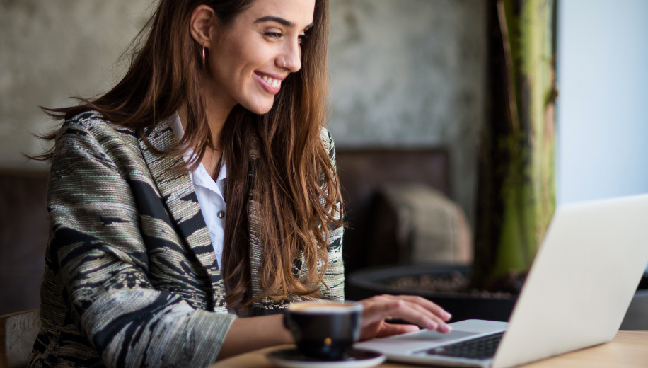 Mujeres en computadoras