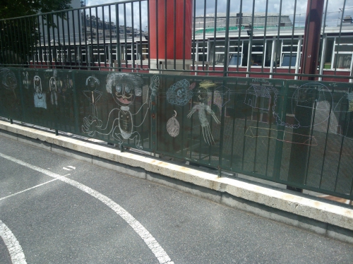 Dessins à la craie sur grille de cour d'école Xe ardt, vers 2014.jpg