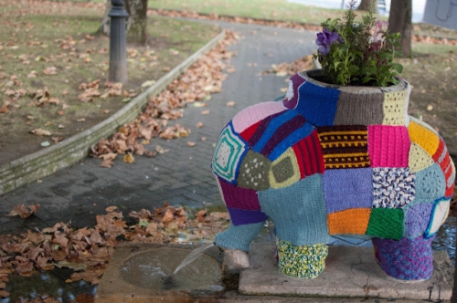 Yarn_bombing_aviles_spain_2012.jpg