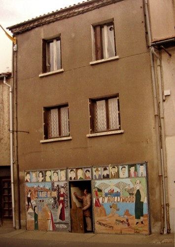 La façade de l'immeuble où habite Guy Brunet, catalogue d'expo de l'Espace Antonin Artaud à Rodez, 2008.jpg