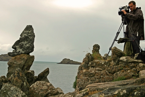 Rochers de Rothéneuf, tournage de Bricoleurs de Paradis, film de Remy Ricordeau, 2010, ph. Bruno Montpied.jpg