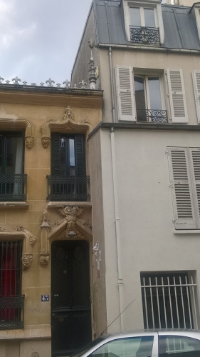 La voisine qui mord sur la maison ornée (2).jpg