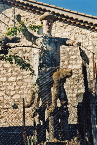 Alphonse Gurlhie,le pêcheur-chasseur à cheval sur un renard, ciment armé, Maisonneuve, Ardèche, ph Bruno Montpied,1994.jpg