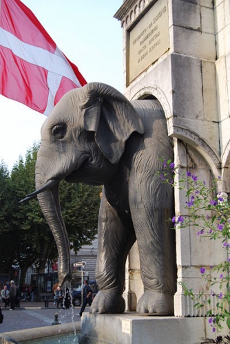 fontaine des éléphants chambéry, un éléphant.JPG