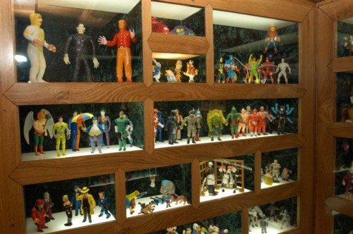 Vitrine du MIAM à Sète, figurines collection de Bernard Belluc.jpg