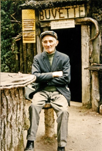 Ludovic Montégudet devant sa buvette, document famille Montégudet, années 1970.jpg