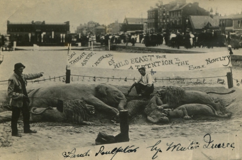 Winter Duerec (2), sculpteur sur sable, vue redressée.jpg