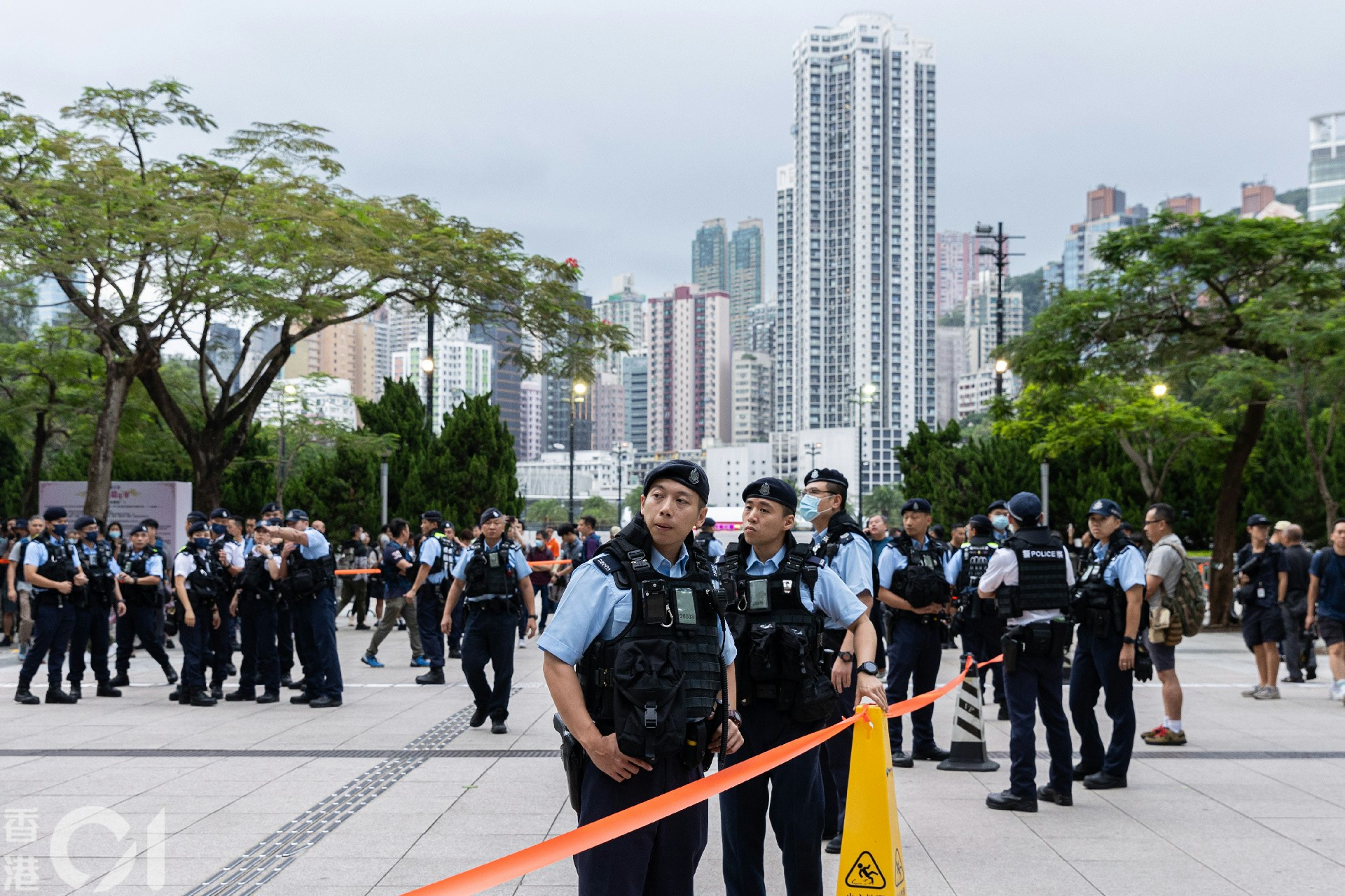 6月4日，六四事件35周年。警方部署大批警力，包括劍齒虎裝甲車、反恐特勤隊等，在銅鑼灣一帶巡邏及佈防。（梁鵬威攝）