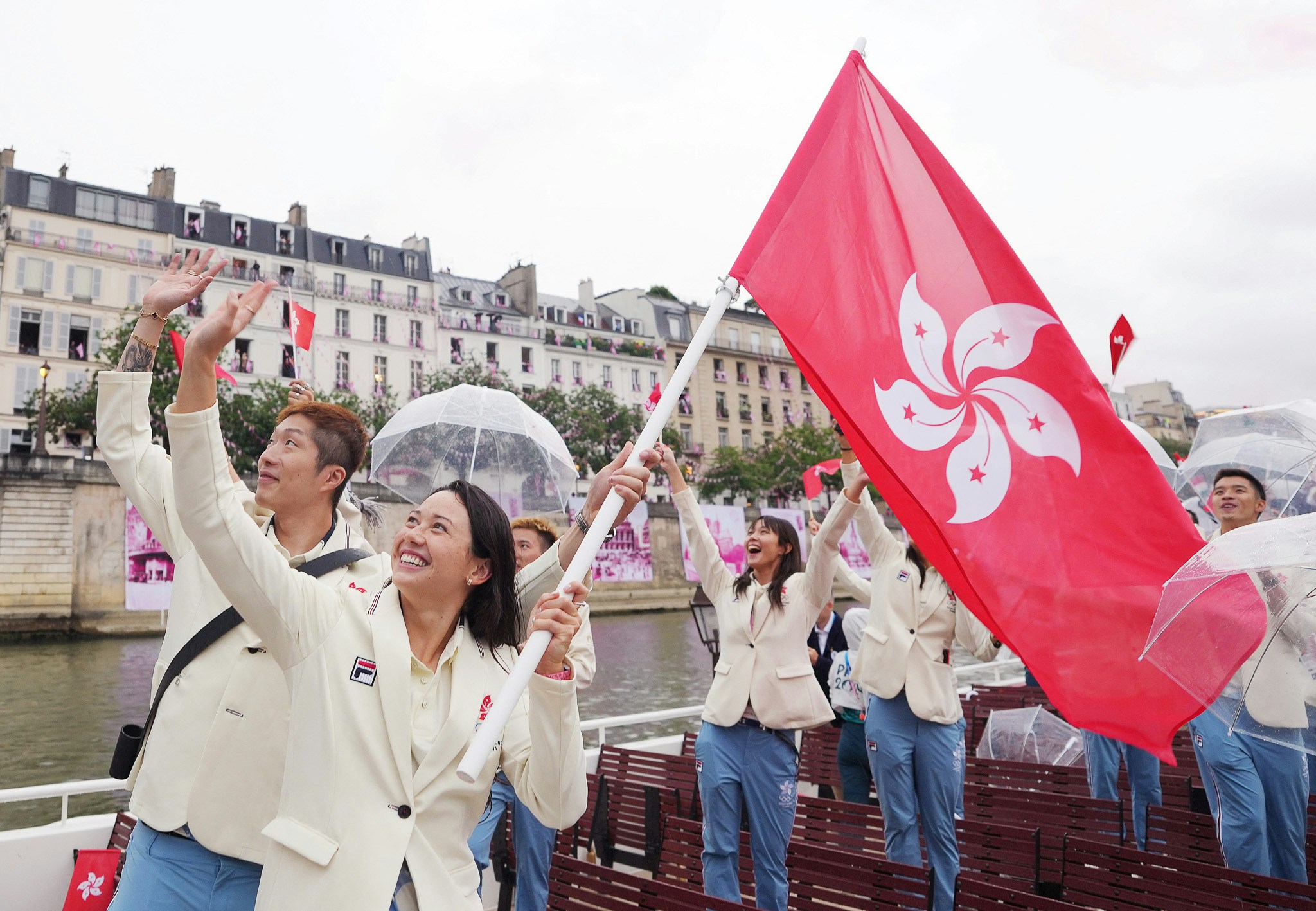 7月26日，巴黎奧運會開幕，香港運動員乘船進場，今屆由張家朗及何詩蓓擔任旗手。（Lui Siu Wai／聯合採訪 via 路透社）