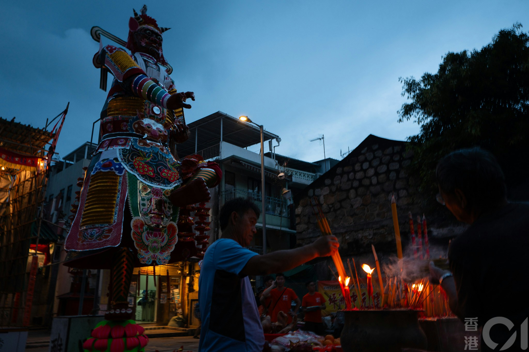 8月18日，農曆七月十五，是坪洲中元建醮最後一日。「大士王」立於廣場上，居民在前面上香拜祭。（歐嘉樂攝）