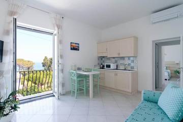 Vacation rental for 4 people, with balcony in Capri