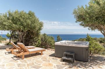 Villa for 5 people, with yard and hot tub in Naxos