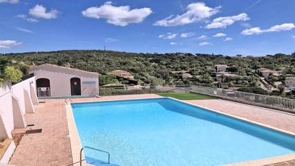 Villa for 4 people, with view and pool as well as yard in Provence