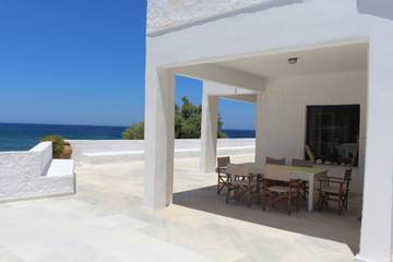 Villa for 7 people, with ocean view and terrace as well as yard and view in Naxos