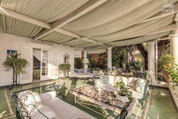 Vacation rental for 10 people, with terrace and yard, with pets in Capri