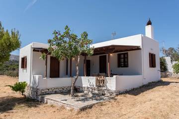 Villa for 4 people, with yard, with pets in Naxos