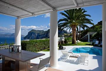 Vacation rental for 6 people, with yard and terrace as well as hot tub in Capri