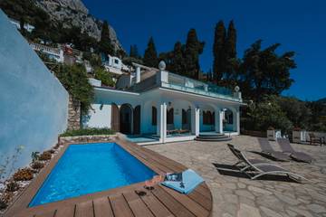 Vacation rental for 5 people, with balcony and hot tub as well as yard in Capri