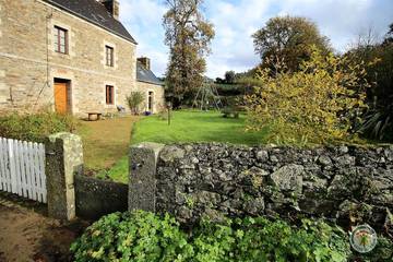 Gîte for 2 people, with terrace and yard in France