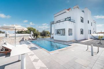 Villa for 6 people, with yard in Rhodes