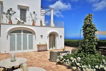 Vacation Rental for 6 Guests in Capri, Tyrrhenian Coast Campania, Picture 2