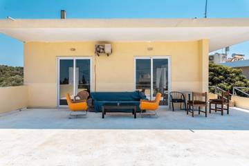 Vacation rental for 3 people, with balcony and yard in Rhodes