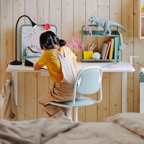 A with clamp/light grey-green RELATERA phone/tablet holder in the childrens room