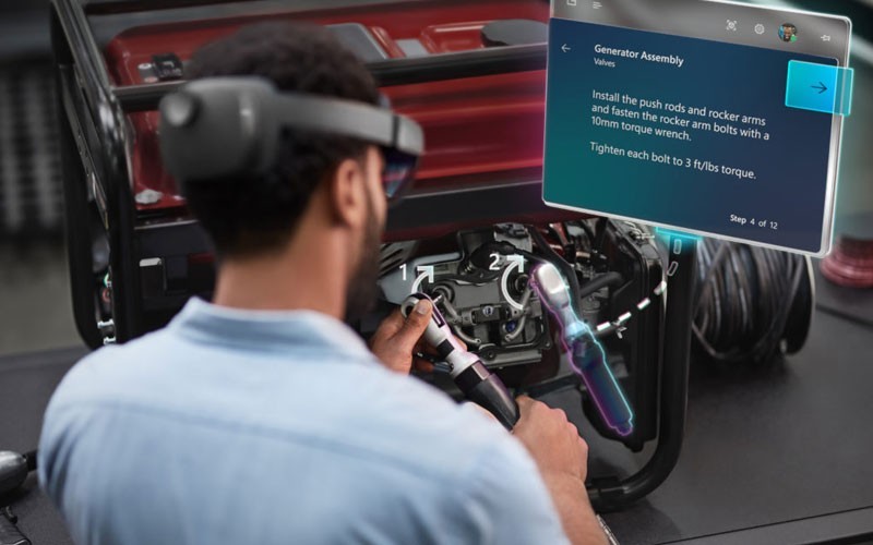 Een Engineer  werkt met de Microsoft Hololens 2 headset