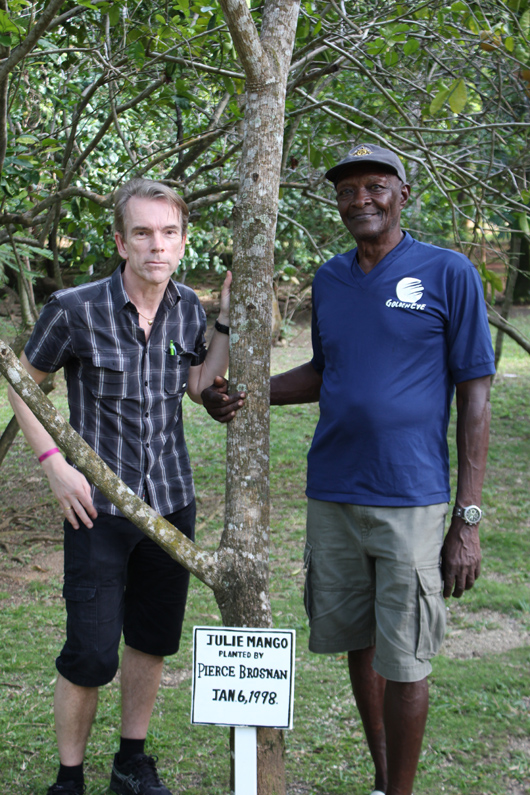 James Bond (Gunnar Schäfer) and Mr Ramsey Ian Flemings gardene