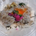 浜辺 - 生シラス丼500円　具を乗せたところです