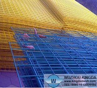 Plastic coated weld mesh