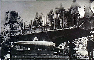 World War 1 Picture - German gun crew preparing the Paris Gun[dubious - discuss]