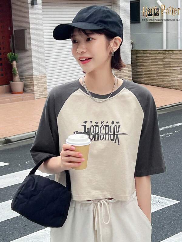 FRIFUL HARRY POTTER X FRIFUL 女性用 ローズフィット ショルダーインサートとプリント模様入り コントラスト カラー 半袖Tシャツ