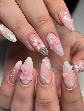 Verbessern Sie Ihren Stil mit einem 24-teiligen 3D blumenförmigen Mandel-Perlen Nagelkunst-Set, geeignet für Frauen und Mädchen