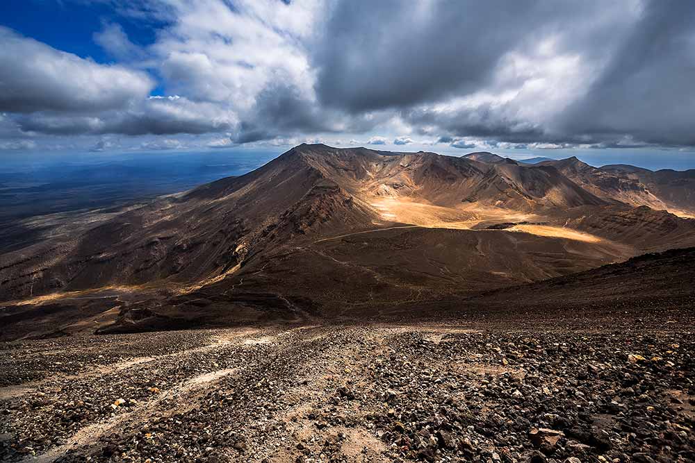 tongariro-alpine-crossing-mount-doom-new-zealand-featured-1