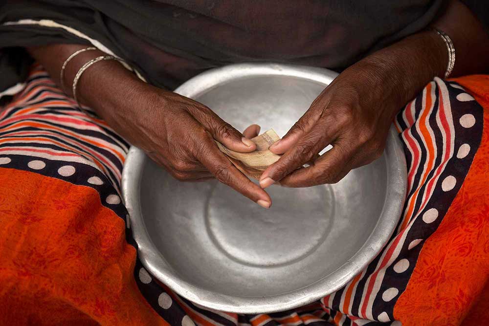 blind-woman-in-the-streets-of-dhaka-bangladesh