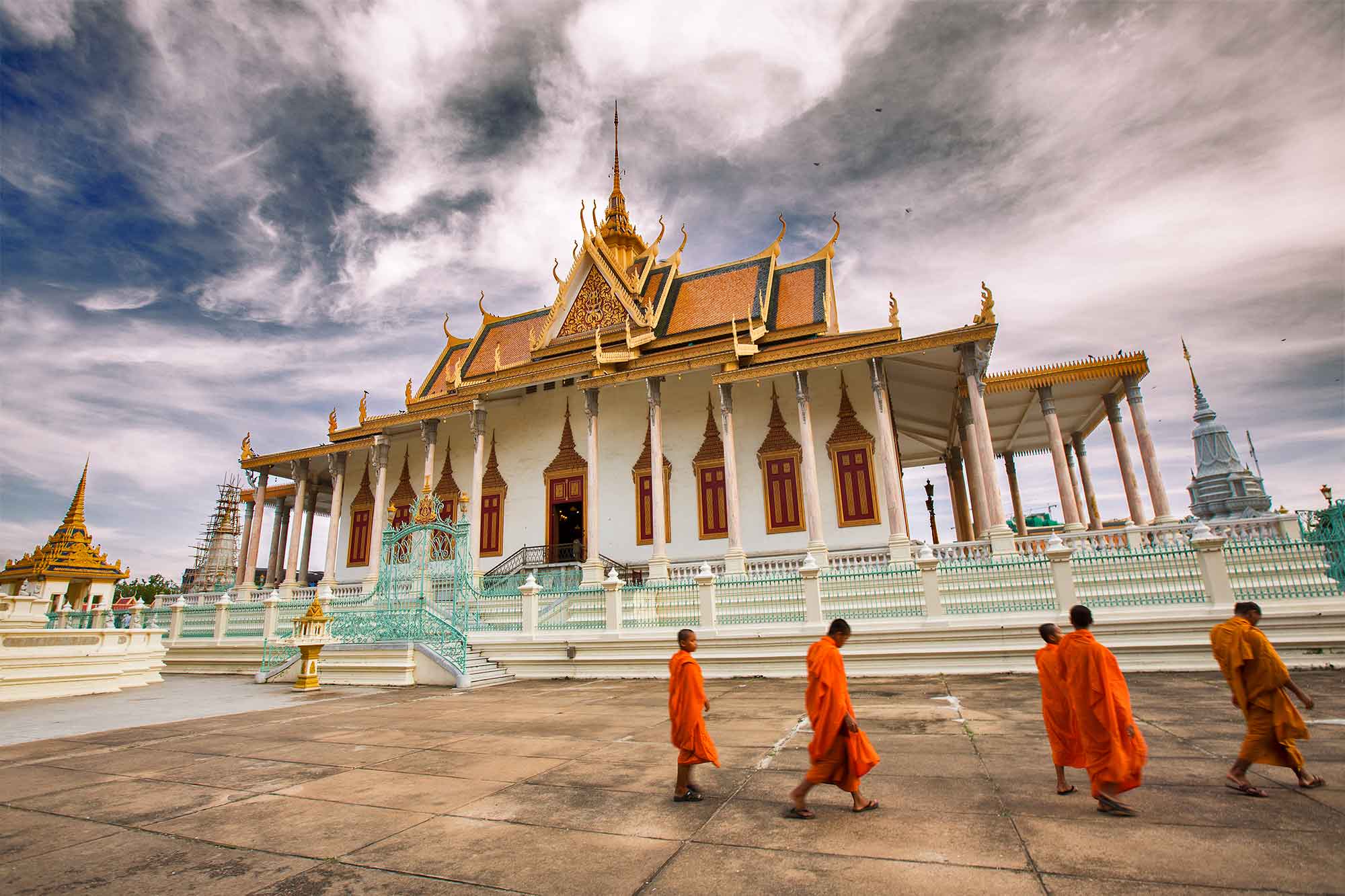 royal-palace-monks-phnom-penh-cambodia