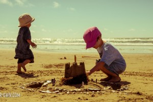 Annual sandcastle photo idea with make-it-your-own.com (Crafts & activities for kids!)