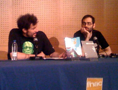 John Tones (dcha) y yo, presentando Mondo Pixel en Fnac Triangle