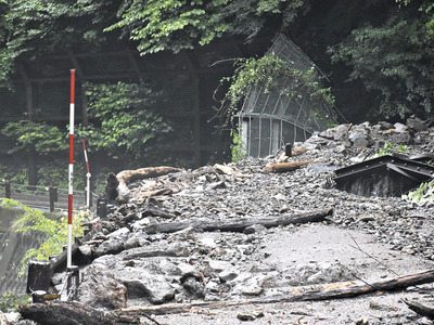 土砂流出で通行止めとなった道路＝７日午後４時半ごろ、下郷町の県道湯野上会津高田線