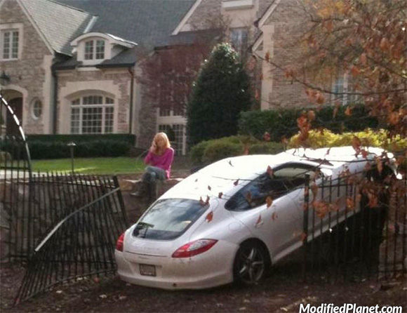 car-photo-2010-porsche-panamera-reverse-crash-into-gate-rich-people-fail