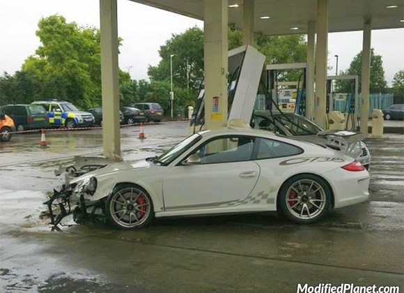 car-photo-2011-porsche-gt3rs-accident-front-end-crash-gas-station