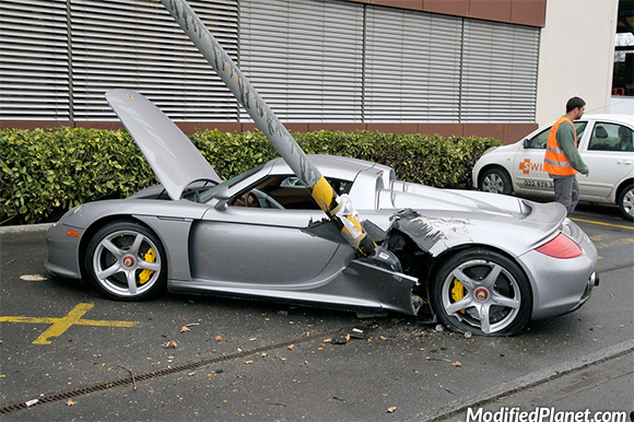 car-photo-2005-porsche-carrera-gt-crash-accident-drives-into-street-lamp-pole-fail