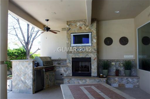 Former Atlanta Braves Ace Greg Maddux Lists Las Vegas Home (PHOTOS) photo